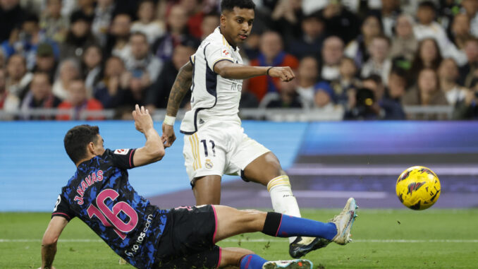 El delantero del Real Madrid Rodrygo Goes (d) chuta ante Jesús Navas, del Sevilla, en el estadio Santiago Bernabéu en foto de archivo de Javier Lizón. EFE
