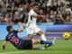 El delantero del Real Madrid Rodrygo Goes (d) chuta ante Jesús Navas, del Sevilla, en el estadio Santiago Bernabéu en foto de archivo de Javier Lizón. EFE