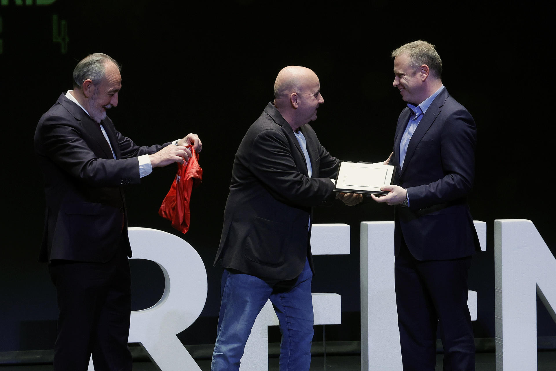 El director de Deportes de la Agencia Efe, Luis Villarejo (c) recoge el premio al medio de comunicación nacional, durante la gala de la Real Federación de Fútbol de Madrid, este martes en el Teatro Auditorio de Alcobendas. EFE/ Zipi
