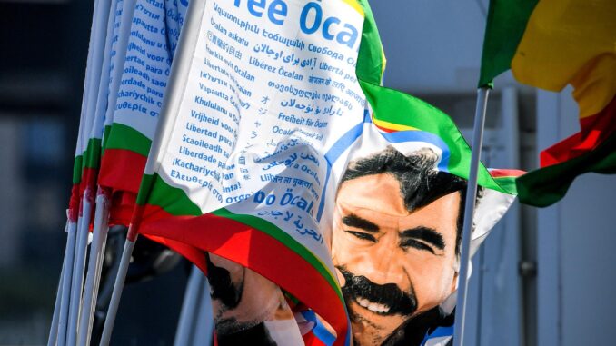 Activistas kurdos piden en Alemania la liberación de Abdullah Ocalan, encarcelado en Turquía. EFE/EPA/SASCHA STEINBACH
