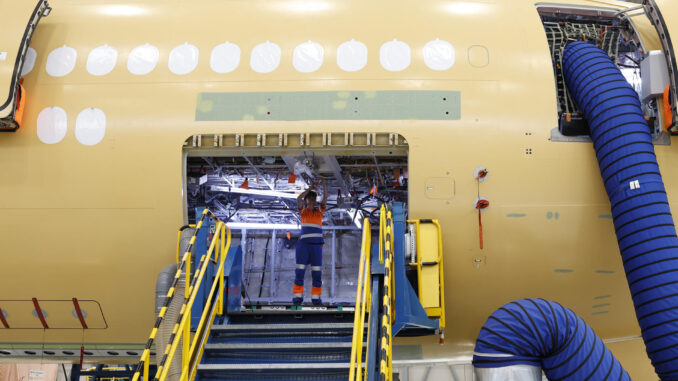 GETAFE.- Imagen de archivo de las instalaciones de la empresa Airbus en Getafe en febrero de 2022. EFE/ Chema Moya
