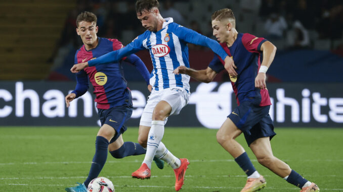 El delantero brasileño del Barcelona Raphinha en el calentamiento previo al partido de LaLiga entre el Barcelona y el Atlético de Madrid, este sábado en el estadio olímpico Lluis Companys. EFE/ Siu Wu
