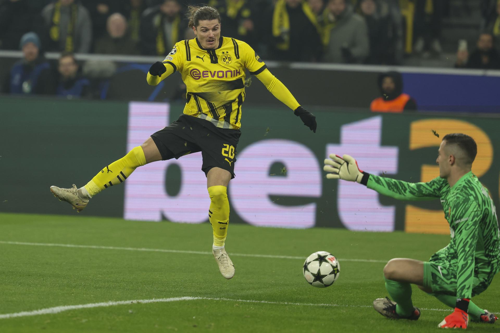 El jugador del Dortmund Marcel Sabitzer (I) en acción ante el portero del Barcelona Inaki Peña (d) durante el partido de la UEFA Champions League que han jugado Borussia Dortmund y FC Barcelona en Dortmund, Alemania. EFE/EPA/FRIEDEMANN VOGEL
