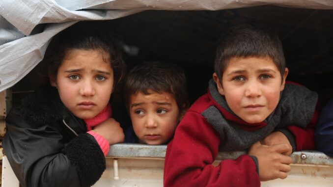 Niños sirios desplazados en una camioneta cerca de la frontera turca. EFE/ Yahya Nemah
