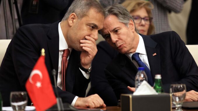 El secretario de Estado estadounidense, Antony Blinken (d) y su homólogo turco, Hakan Fidan, durante la reunión celebrada en la ciudad jordana de Aqaba para tratar del futuro de Siria. EFE/EPA/MOHAMED ALI
