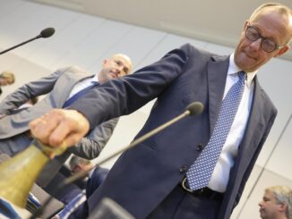 El presidente de la Unión Demócrata Cristiana de Alemania (CDU), Friedrich Merz, sostiene una campana en una reunión del grupo parlamentario antes de la votación de confianza en el canciller Olaf Scholz en Berlín, Alemania, 16 de diciembre de 2024. Scholz ha presentado una moción para una votación de confianza en el Bundestag alemán para allanar el camino hacia nuevas elecciones. (Elections, Germany) EFE/EPA/HANNIBAL HANSCHKE