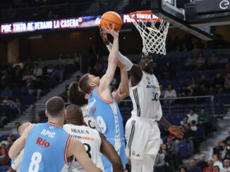 El base del Río Breogán Dominik Mavra (c) intenta encestar ante el ala-pívot del Real Madrid Eli Ndiaye (d) durante el partido de Liga ACB Endesa disputado en el Wizink Center de Madrid. EFE/Zipi Aragón