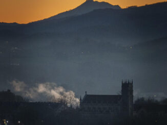 Vista del amanecer este lunes en el monte Zorroaga de San Sebastián. EFE/Javier Etxezarreta