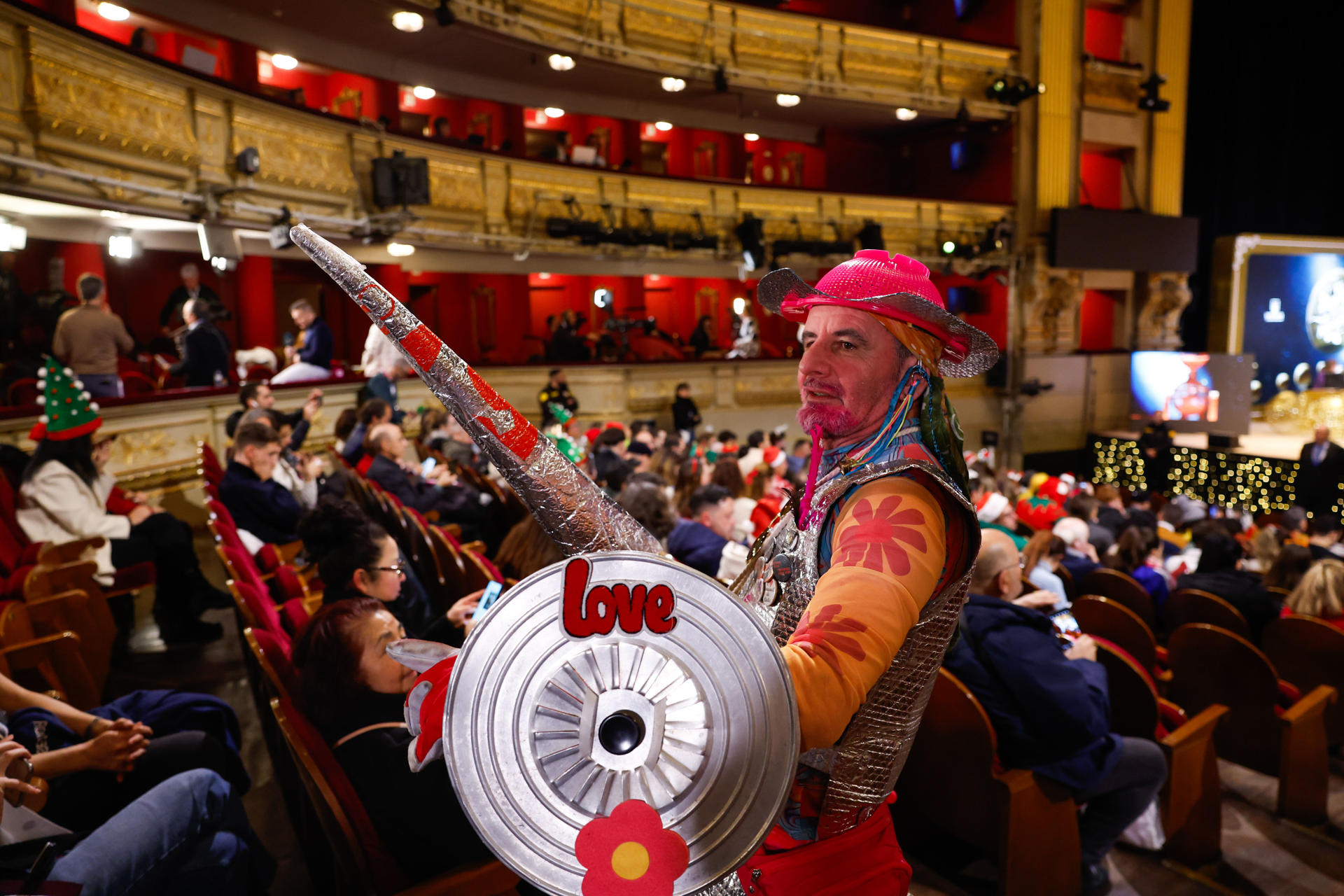 Un asistentes disfrazado de Don Quijote, durante el tradicional Sorteo Extraordinario de Navidad que se celebra este domingo en el Teatro Real, en Madrid. EFE/Javier Lizón
