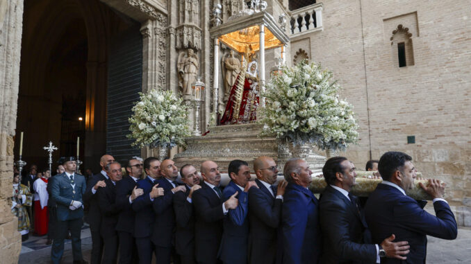 La Virgen de Setefilla de Lora del Río sale de la Catedral de Sevilla, para la procesión de la Magna este domingo, en la capital andaluza. EFE/ Julio Munoz
