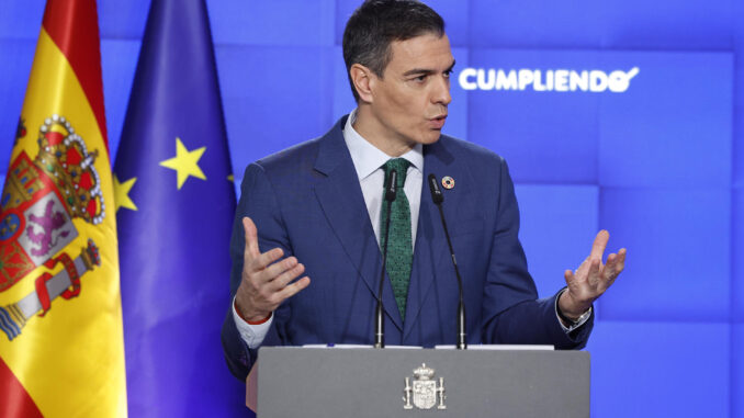 El presidente del Gobierno, Pedro Sánchez, ofrece una rueda de prensa tras reunión del último Consejo Ministros del año en el palacio de la Moncloa en Madrid este lunes. EFE/ Chema Moya
