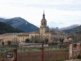 El Monte San Lorenzo muestra su manto blanco, visto desde el Monasterio de Yuso en San Millán de la Cogolla (La Rioja). Este martes se prevén en La Rioja cielos poco nubosos, con nubes medias y altas; y probabilidad de brumas y nieblas.-EFE/Raquel Manzanares