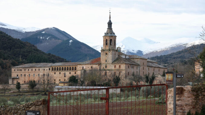 El Monte San Lorenzo muestra su manto blanco, visto desde el Monasterio de Yuso en San Millán de la Cogolla (La Rioja). Este martes se prevén en La Rioja cielos poco nubosos, con nubes medias y altas; y probabilidad de brumas y nieblas.-EFE/Raquel Manzanares
