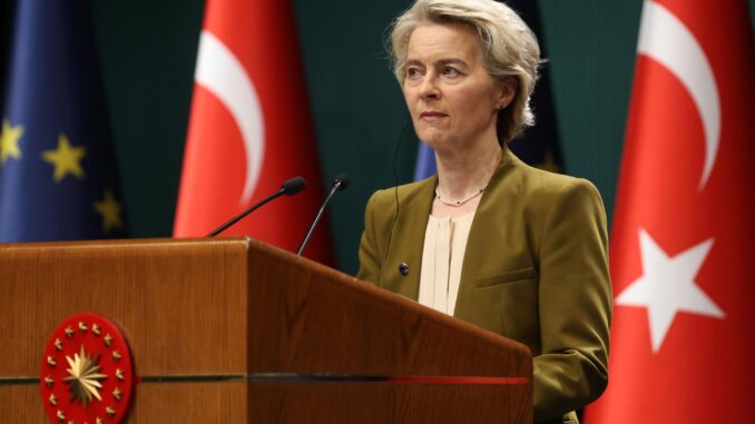 La presidenta de la Comisión Europea, Ursula Von der Leyen, em una conferencia de prensa en el Palacio Presidencial en Ankara, el 17 de diciembre de 2024. EFE/EPA/NECATI SAVAS
