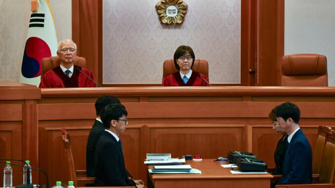 Los jueces del Tribunal Constitucional de Corea del Sur Lee Mi-son (c) y Cheong Hyung-sik (i), se sientan durante la audiencia preliminar del juicio para determinar si el presidente Yoon Suk-yeol debe ser definitivamente destituido o no por declarar la ley marcial a principio de mes, en Seúl, el 27 de diciembre de 2024. EFE/EPA/Song Kyung-Seok/POOL
