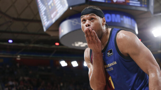 El alero estadounidense del FC Barcelona Justin Anderson celebra una acción contra el Morabanc durante el partido de la jornada 12 de la Liga Endesa disputado en el Palau Blaugrana entre el FC Barcelona y el Morabanc Andorra. EFE/ Quique García
