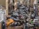 Vista de una calle en Sedaví (Valencia) abarrotada de vehículos arrastrados por la dana del 29 de octubre. EFE/ Biel Aliño