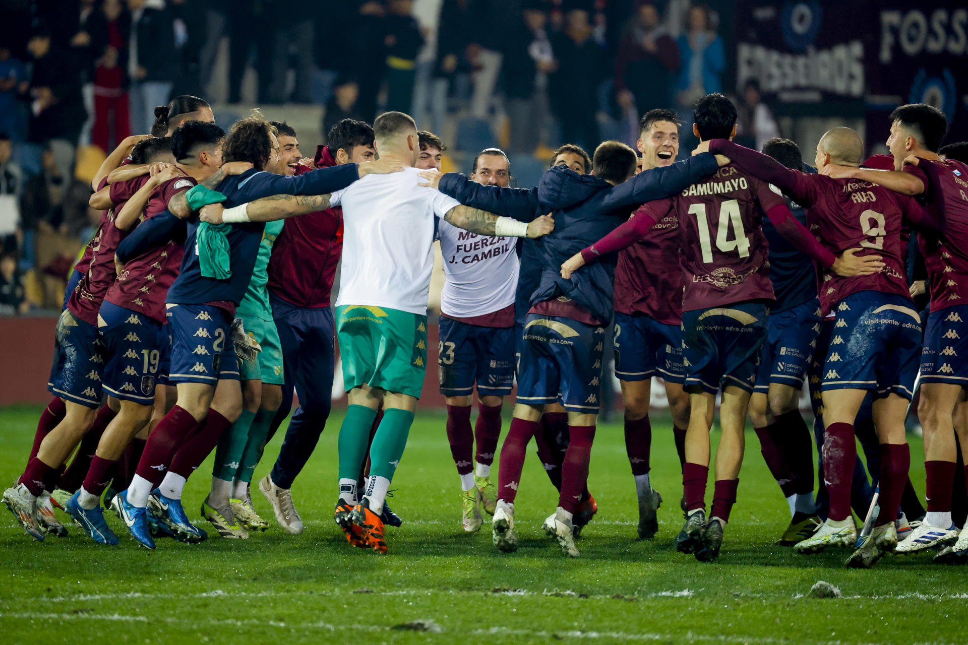 Los jugadores del Pontevedra celebran su pase a la siguiente fase de la Copa del Rey tras eliminar al Villarreal en el encuentro que han disputado este miércoles en el Estadio Municipal de Pasarón, en Pontevedra. EFE/ Lavandeira Jr
