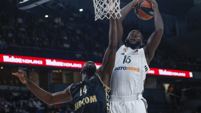 El ala-pívot del Real Madrid Usman Garuba (d) ante el pívot francés del Mónaco "Mam" Jaiteh (i) en el partido de Euroliga de baloncesto que Real Madrid y Mónaco disputaron el pasado jueves en el Wizink Center de Madrid. EFE/ Juanjo Martin
