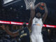 El ala-pívot del Real Madrid Usman Garuba (d) ante el pívot francés del Mónaco "Mam" Jaiteh (i) en el partido de Euroliga de baloncesto que Real Madrid y Mónaco disputaron el pasado jueves en el Wizink Center de Madrid. EFE/ Juanjo Martin