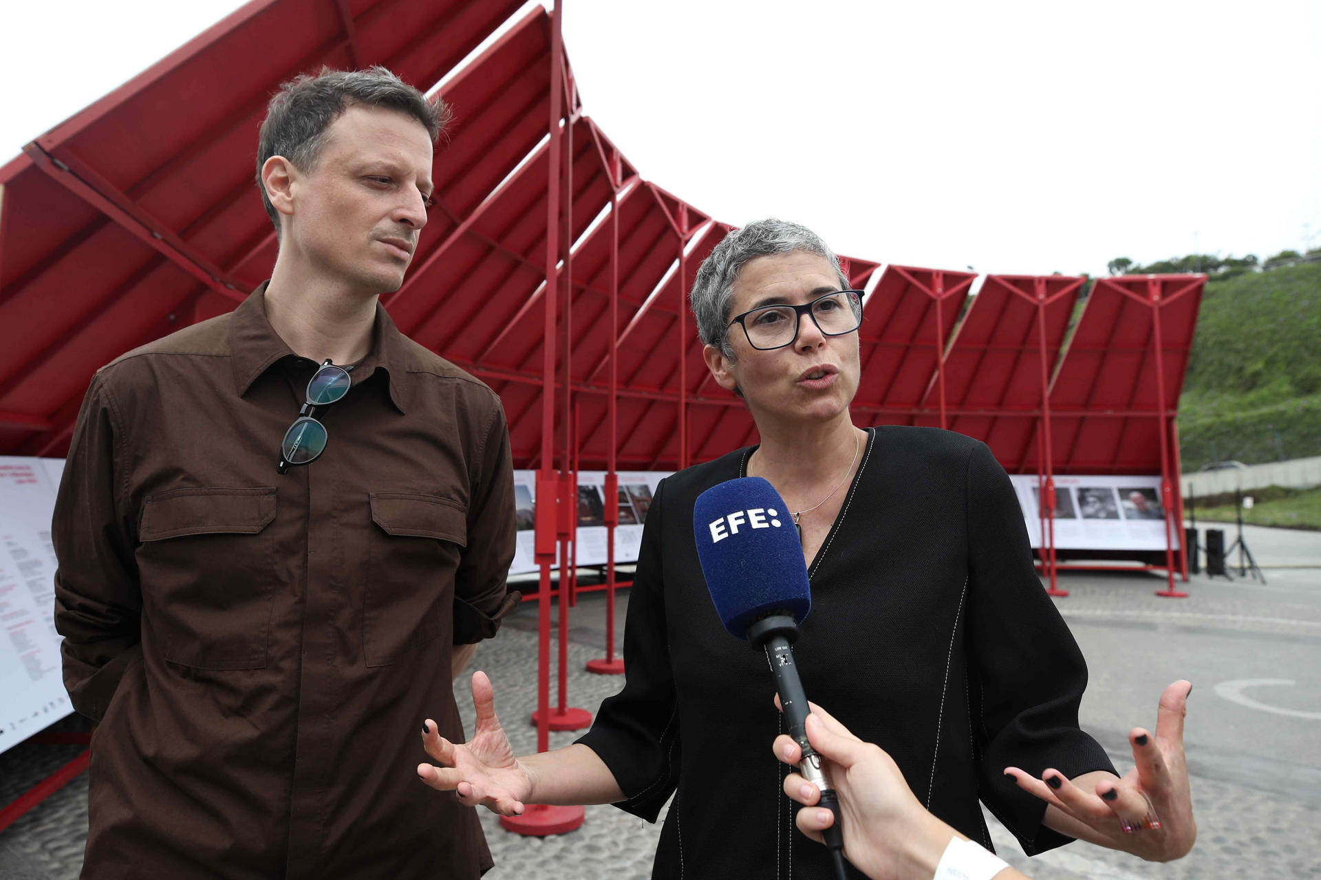 Los arquitectos Gary Leggett (i) y María Arquero hablan durante la decimotercera edición de la Bienal Iberoamericana de Arquitectura y Urbanismo (BIAU) este miércoles, en Lima (Perú). EFE/ Paolo Aguilar
