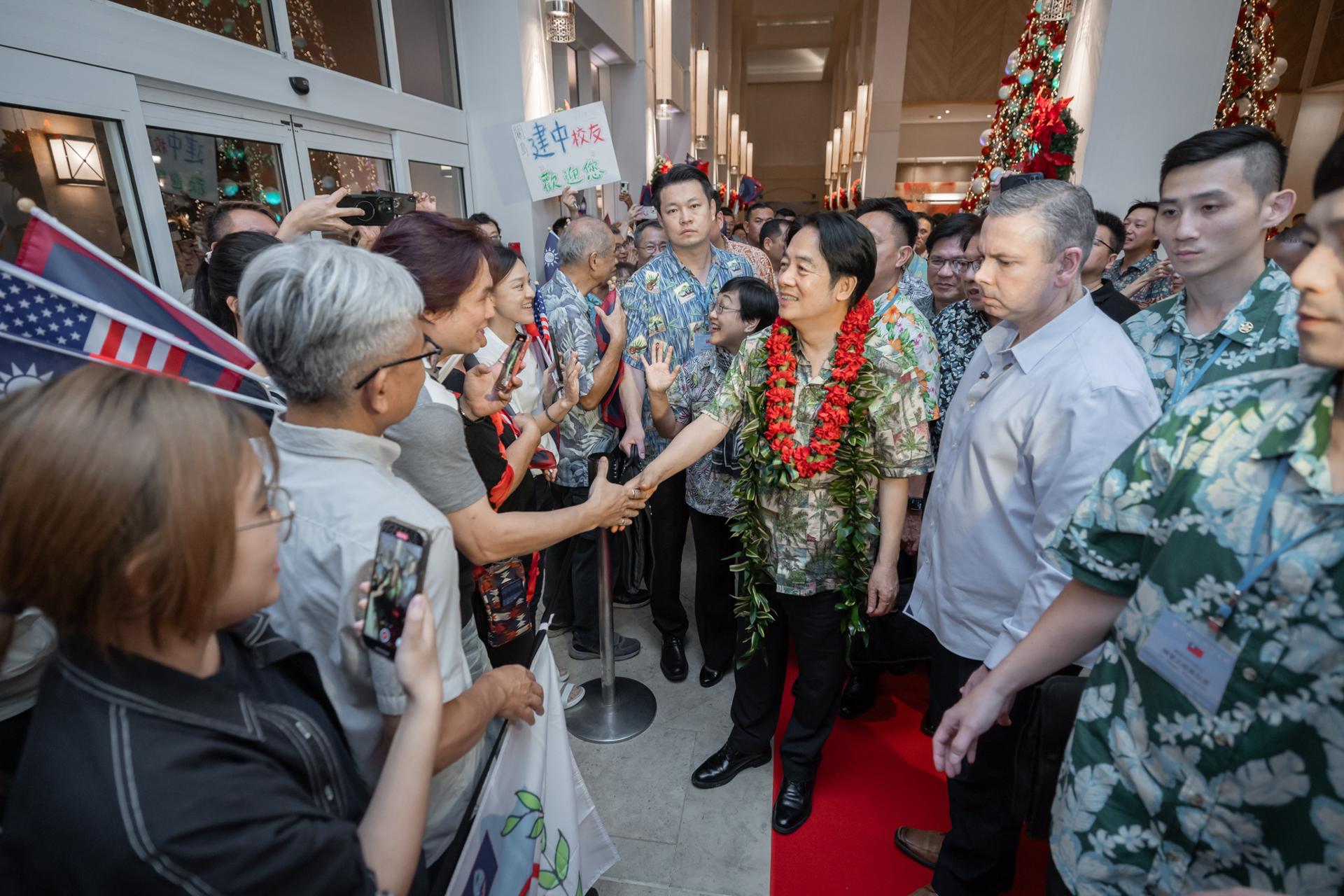 Una foto distribuida por la Oficina Presidencial de Taiwán el 5 de diciembre de 2024, muestra a taiwaneses radicados en Guam dando la bienvenida al presidente taiwanés William Lai (C) a su llegada para una escala en el aeropuerto de Guam, EE. UU., el 04 de diciembre de 2024. EFE/EPA/OFICINA PRESIDENCIAL DE TAIWÁN ENTREGADA USO EDITORIAL SOLAMENTE/SIN VENTAS
