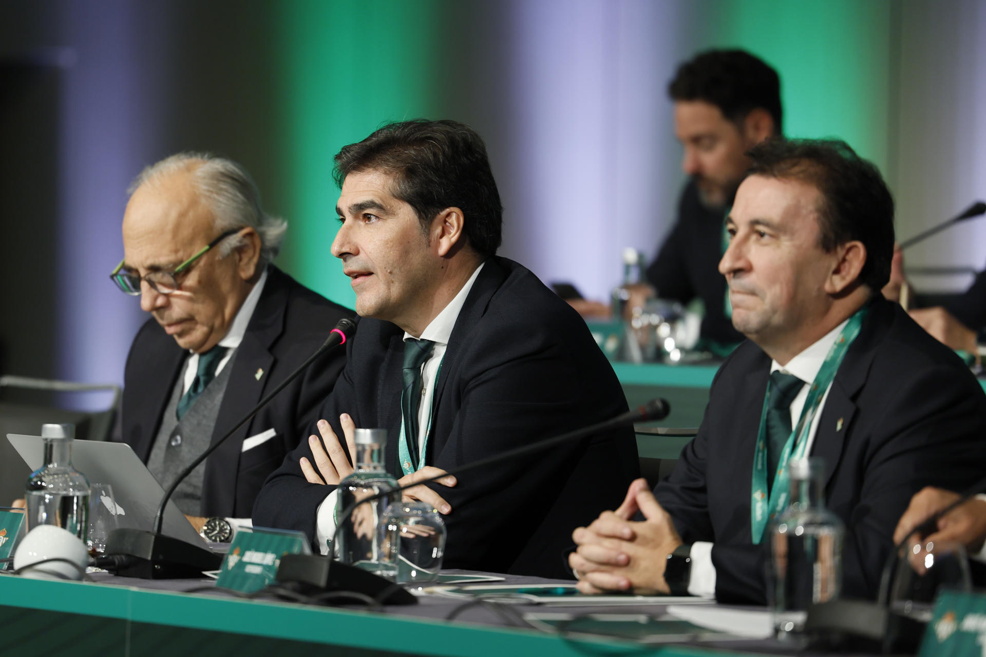 El presidente del Real Betis Balompié, Ángel Haro (c), junto al resto de la junta directiva del club, durante la reunión de la Junta General de Accionistas 2024, este martes en Sevilla. EFE/José Manuel Vidal
