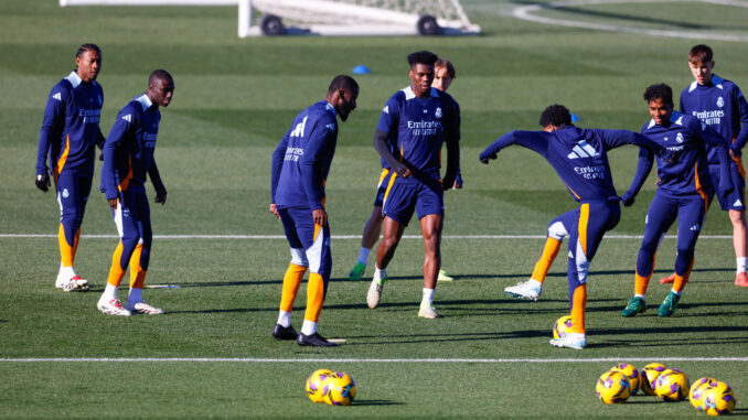 Los defensas del Real Madrid David Alaba (i) y Ferland Mendy (2i) participan en el entrenamiento del equipo este sábado en Valdebebas. EFE/ Javier Lizón
