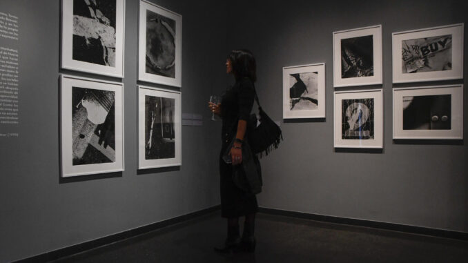 Un visitante observa algunas imágenes del fotógrafo estadounidense Louis Stettner mientras visita la retrospectiva de Louis Stettner en el Centro Andaluz de la Fotografía en Almería, sur de España, el 12 de diciembre de 2024 (publicado el 14 de diciembre de 2024). La exposición estará abierta hasta el 2 de marzo de 2025. EFE/Carlos Barba
