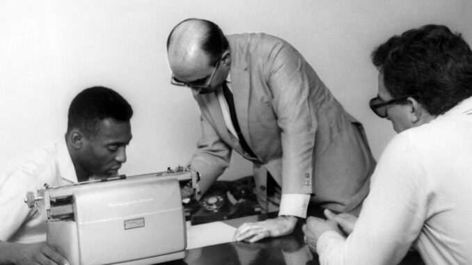 Imagen de archivo del delegado de la Agencia Efe en Brasil, Eleuterio J. Romero Fonseca (c), da instrucciones al futbolista brasileño Edson Arantes do Nascimento "Pelé", sobre los temas que deberá desarrollar sobre el campeonato del mundo de 1970. EFE/Archivo
