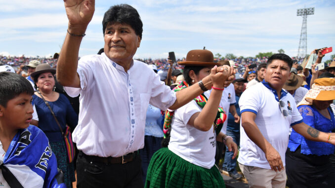 El expresidente de Bolivia Evo Morales (2006-2019), camina junto a simpatizantes este miércoles, en el estadio de Chimoré (Bolivia). Una multitud de seguidores de Morales proclamó al político como "candidato único" para las elecciones de 2025, "con o sin el MAS (Movimiento al Socialismo)" e incluso si es encarcelado por el caso de trata agravada de personas en el que existe una orden de aprehensión en su contra. EFE/ Jorge Abrego
