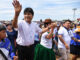 El expresidente de Bolivia Evo Morales (2006-2019), camina junto a simpatizantes este miércoles, en el estadio de Chimoré (Bolivia). Una multitud de seguidores de Morales proclamó al político como "candidato único" para las elecciones de 2025, "con o sin el MAS (Movimiento al Socialismo)" e incluso si es encarcelado por el caso de trata agravada de personas en el que existe una orden de aprehensión en su contra. EFE/ Jorge Abrego