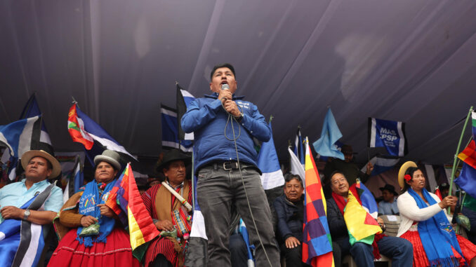 El presidente del partido oficialista MAS, Grover García, habla en un acto conmemorativo del primer triunfo político del Movimiento Al Socialismo (MAS) este miércoles, en La Paz (Bolivia). El presidente de Bolivia, Luis Arce, afirmó que el MAS "derrotará a la derecha" en las elecciones de 2025, en alusión a un bloque de la oposición que se acaba de formar con líderes políticos como los expresidentes Jorge 'Tuto' Quiroga (2001-2002) y Carlos Mesa (2003-2005). EFE/ Luis Gandarillas
