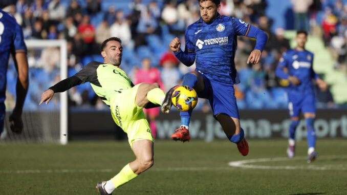 El centrocampista del Getafe Luis Milla (d) pelea un balón con Antonio Raillo, del Mallorca, durante el partido de LaLiga este sábado en el Coliseum en Getafe. EFE/ Juanjo Martín
