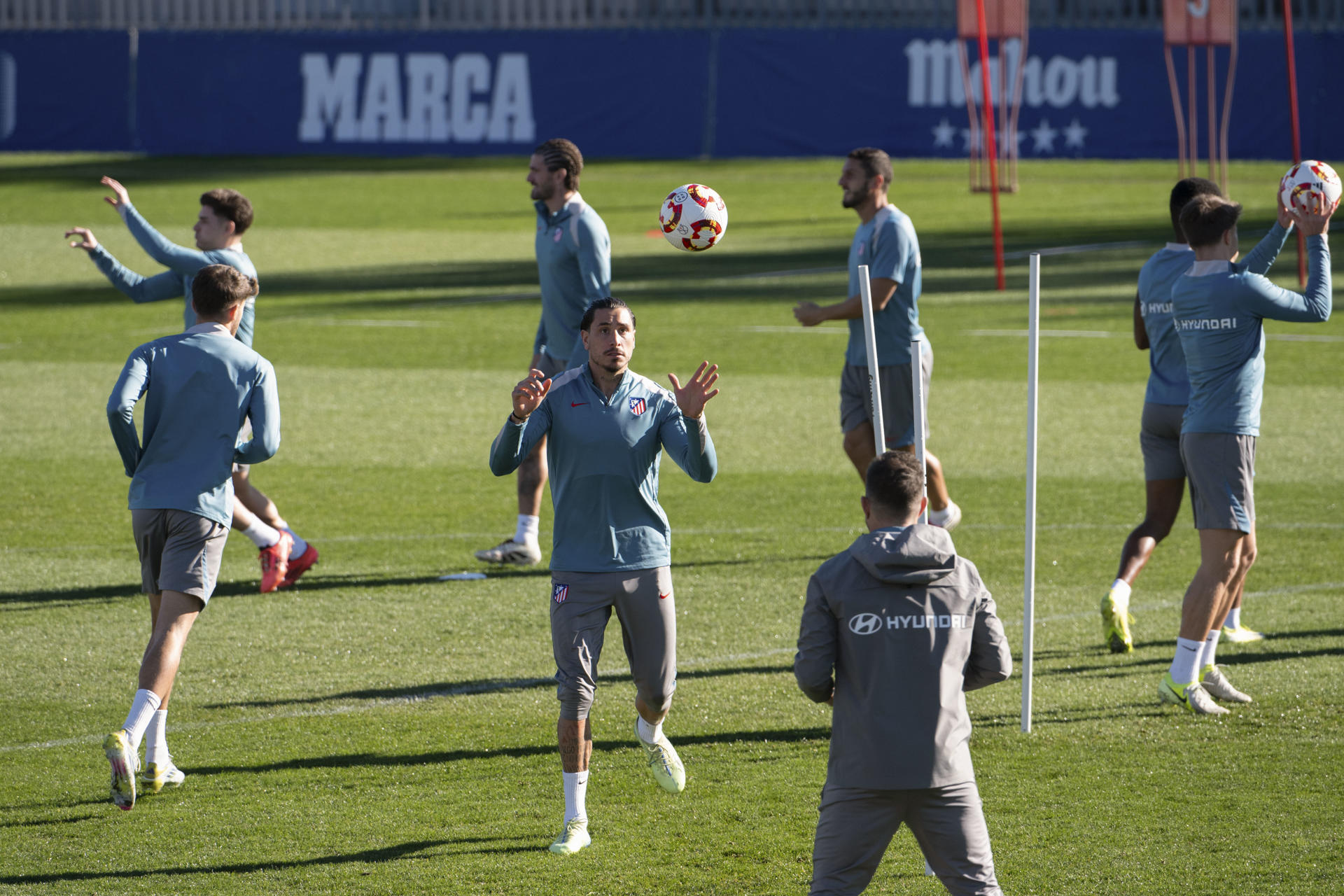 Los jugadores del Atlético de Madrid, en el entrenamiento de este miércoles. EFE/ Fernando Villar
