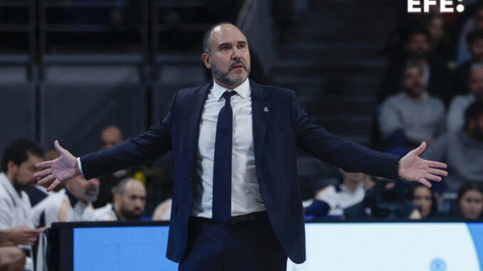 El entrenador del Real Madrid de baloncesto, Chus Mateo, durante el partido de Euroliga que su equipo ha disputado ante el Mónaco. EFE/ Juanjo Martin
