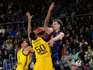 El pívot del Barcelona Jan Vesely (d) juega un balón ante Bonzie Colson (c), del Fenerbahce, durante el partido de la Euroliga de baloncesto que Barcelona y Fenerbahce disputaron en el Palau Blaugrana. EFE/Alejandro García