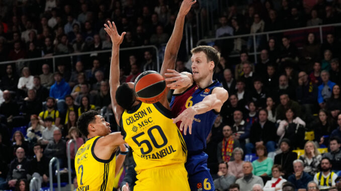 El pívot del Barcelona Jan Vesely (d) juega un balón ante Bonzie Colson (c), del Fenerbahce, durante el partido de la Euroliga de baloncesto que Barcelona y Fenerbahce disputaron en el Palau Blaugrana. EFE/Alejandro García
