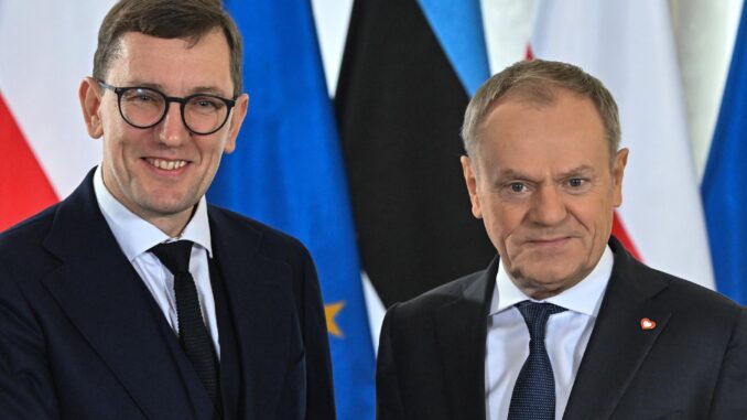 El Primer Ministro polaco Donald Tusk (D) da la bienvenida a la Primer Ministro de Estonia Kristen Michal antes de su reunión en la Cancillería en Varsovia, Polonia, el 11 de diciembre de 2024. (Polonia, Varsovia) EFE/EPA/ALBERT ZAWADA POLONIA FUERA
