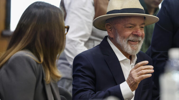 Fotografía de archivo del presidente brasileño, Luiz Inácio Lula da Silva, durante una rueda de prensa en el Hospital Sirio Libanés, en São Paulo (Brasil). EFE/ Sebastião Moreira
