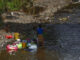 Dos mujeres lavan ropa en un río contaminado con basura, este miércoles en la comunidad de Kuna Nega, en Ciudad de Panamá (Panamá).EFE/ Bienvenido Velasco