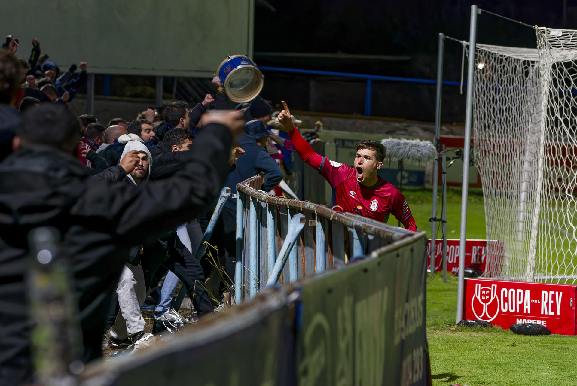 Alberto Martín del Real Ávila celebra el gol de su compañero Adri Carrión este martes durante el partido correspondiente a la segunda fase de la Copa del Rey de Fútbol, entre el Real Ávila Club de Fútbol, de la Segunda Federación Grupo 1, y el Real Valladolid Club de Fútbol, en el Estadio Municipal "Adolfo Suárez", de Ávila (Castilla y León). EFE/ Raúl Sanchidrián
