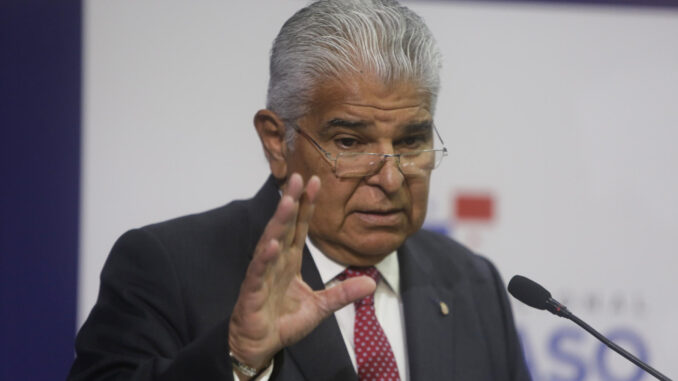 Fotografía de archivo del pasado 2 4de octubre del presidente panameño, José Raúl Mulino, en conferencia de prensa en el anfiteatro de la presidencia en Ciudad de Panamá (Panamá).EFE/Carlos Lemos
