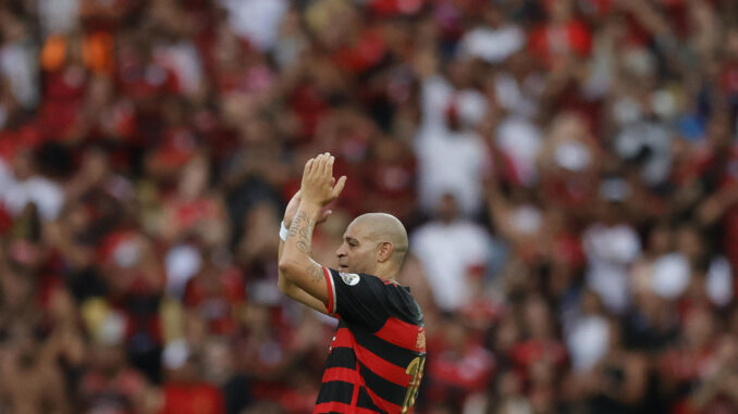 El exfutbolista brasileño Adriano saluda durante su partido de despedida en el estadio Maracaná, en Río de Janeiro (Brasil). EFE/ André Coelho
