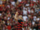 El exfutbolista brasileño Adriano saluda durante su partido de despedida en el estadio Maracaná, en Río de Janeiro (Brasil). EFE/ André Coelho