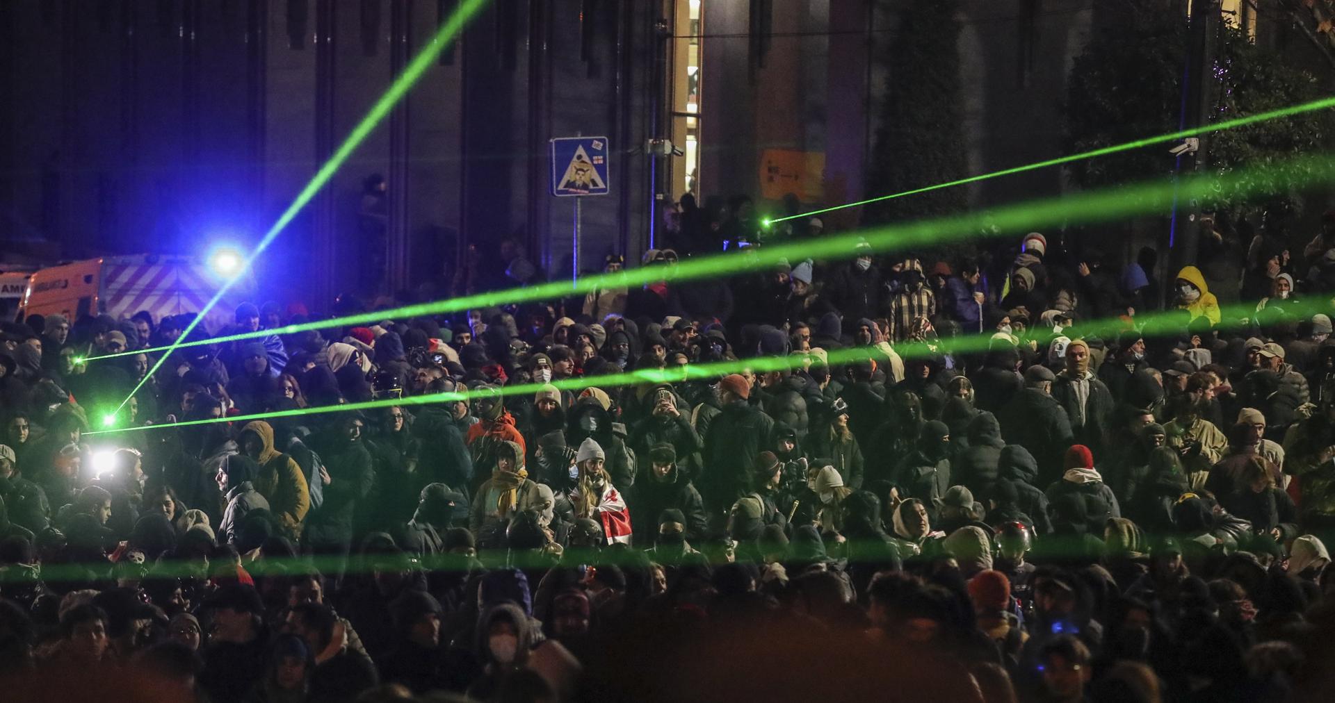 Simpatizantes de la oposición georgiana participan en una manifestación frente al edificio del Parlamento en Tbilisi, Georgia, el 4 de diciembre de 2024. EFE/EPA/David Mdzinarishvili
