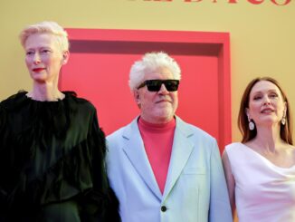 La actriz británica Tilda Swinton, el director de cine español Pedro Almodóvar y la actriz estadounidense Julianne Moore asisten a una llamada de prensa en el estreno francés de 'La habitación de al lado' en París, Francia, en una fotografía de archivo del 16 de diciembre de 2024. EFE/TERESA SUAREZ