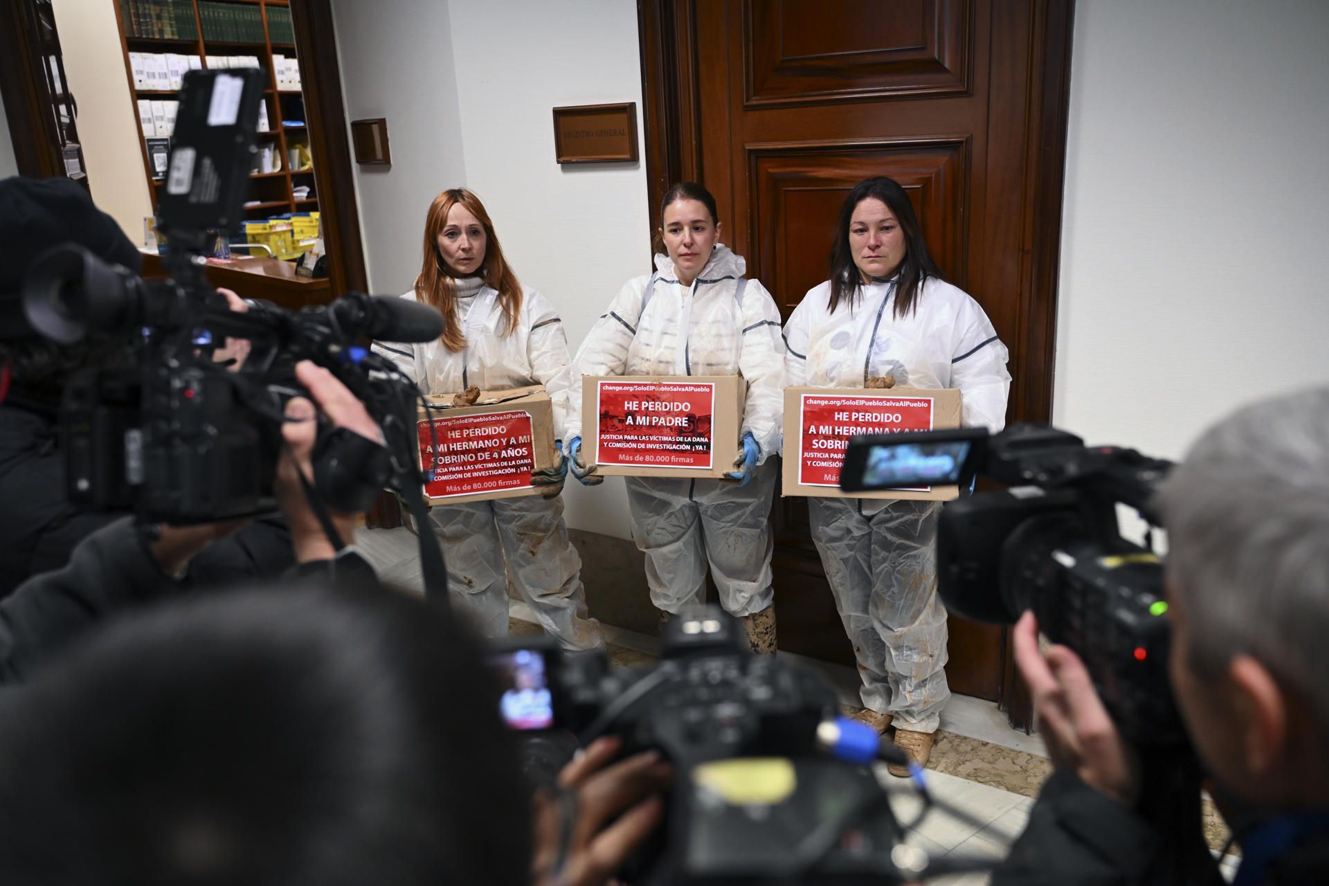 Familiares de fallecidos en la dana entregan este jueves en el Congreso de los Diputados más de 65.000 firmas recogidas en las últimas dos semanas pidiendo justicia para las víctimas y que se abra una comisión de investigación por la gestión de la catástrofe. EFE/ Fernando Villar
