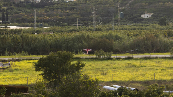 Restos de la avioneta que se ha estrellado este sábado, por causas no precisadas, durante una exhibición aérea, en el aeródromo de Leoni Benabú de la Axarquía, en Vélez-Málaga (Málaga), y cuyo piloto, un hombre de 49 años, ha fallecido. EFE/ Carlos Diaz
