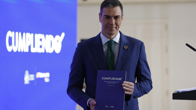 El presidente del Gobierno, Pedro Sánchez, ofrece una rueda de prensa tras reunión del último Consejo Ministros del año en el palacio de la Moncloa en Madrid este lunes. EFE/ Chema Moya
